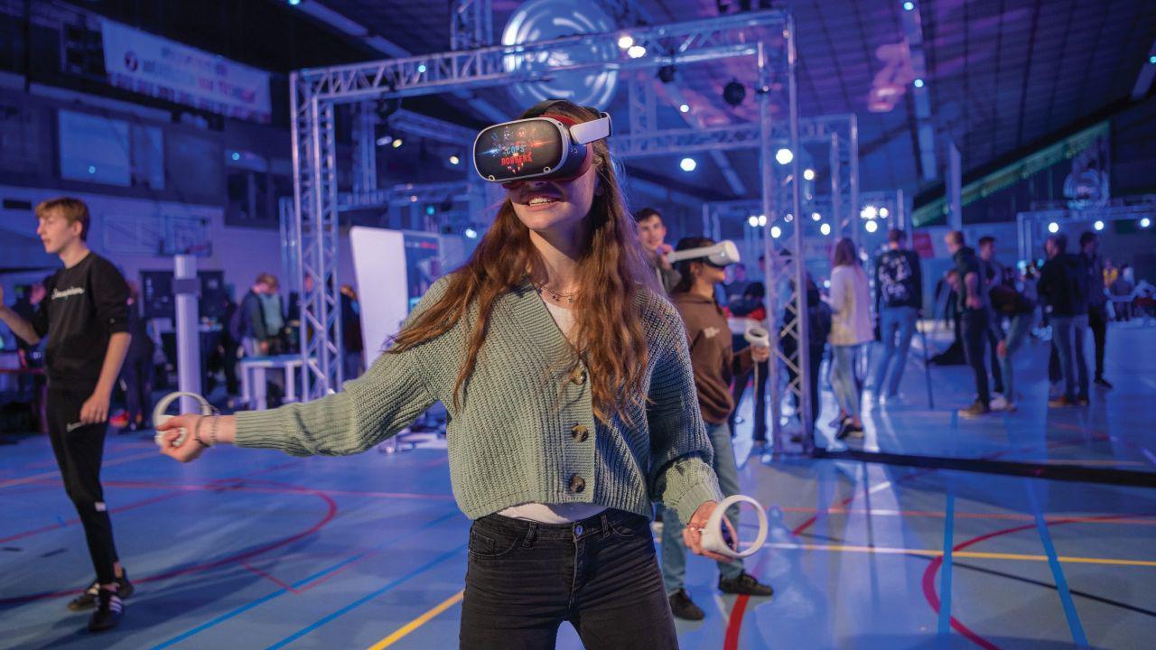 eSports, VR, AR, VR vs AR, Female Gamer