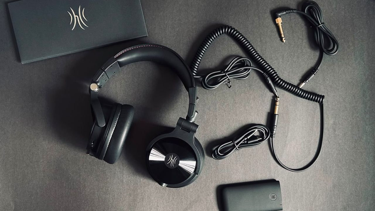 9ms Ultra-low Latency DJ Headphones Front Side with Wires