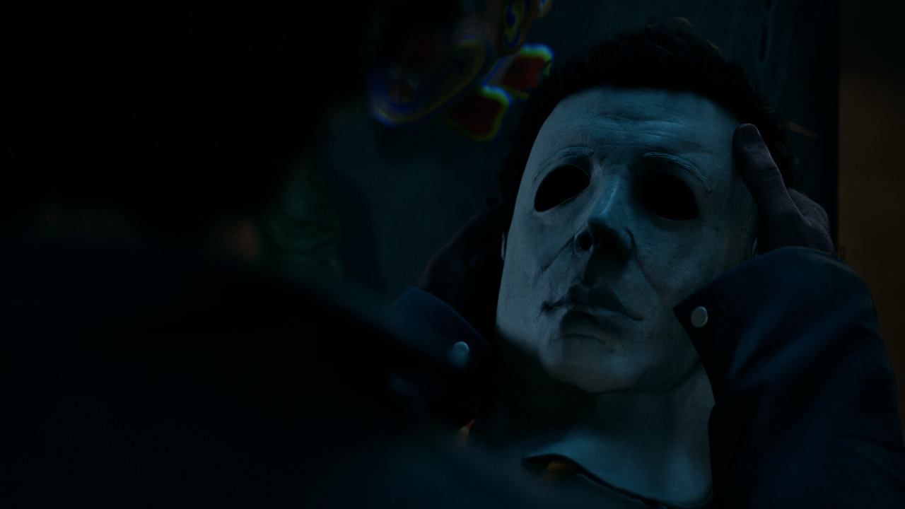 Halloween: The Game Michael Myers holding his Mask