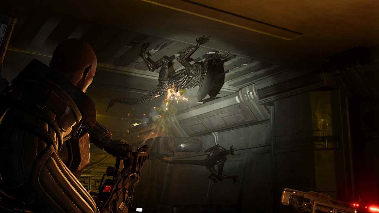 Aliens: Fireteam Elite 2 Protagonist Shooting at creature on wall 