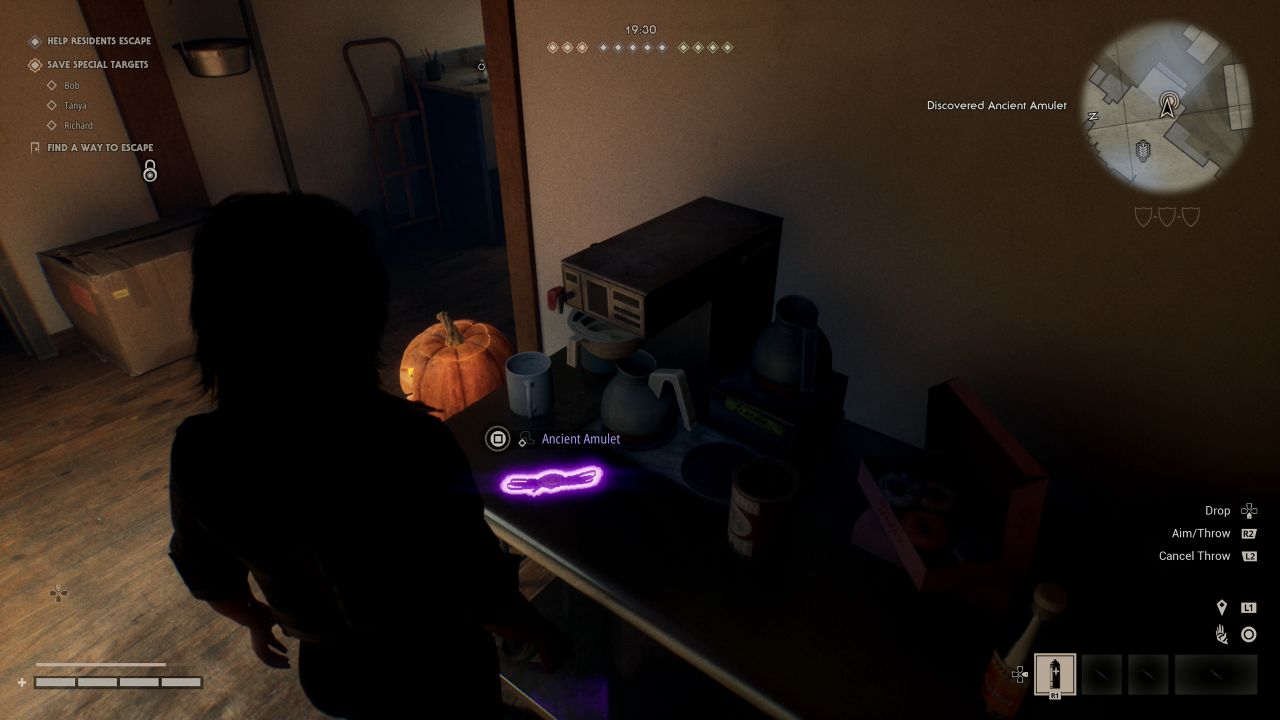 Halloween: The Game Alexis Purcell looking for weapons