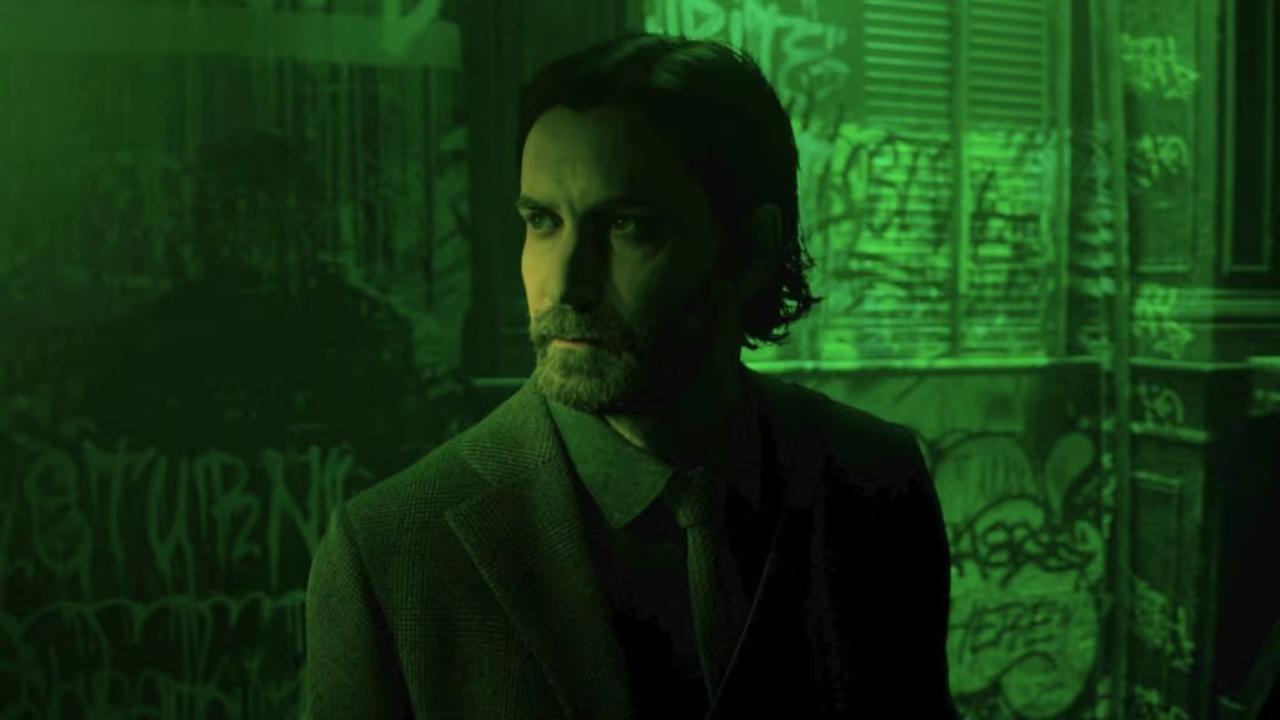 Alan Wake 2 Alan posing under green light